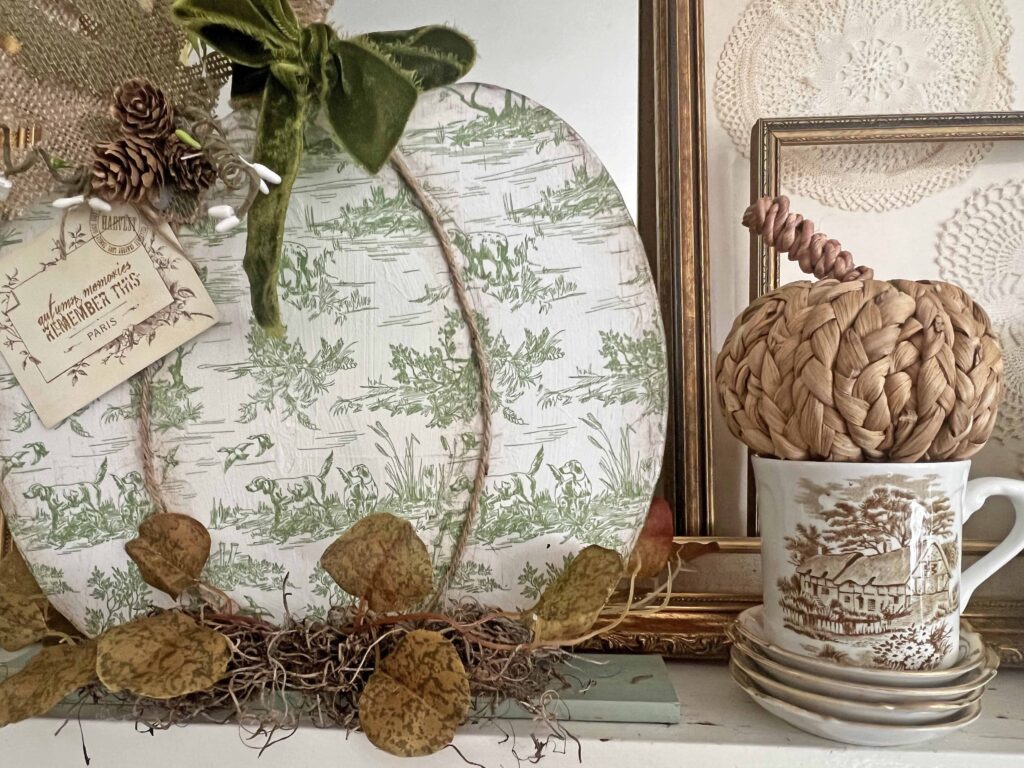 toile decoupaged DT pumpkin sign