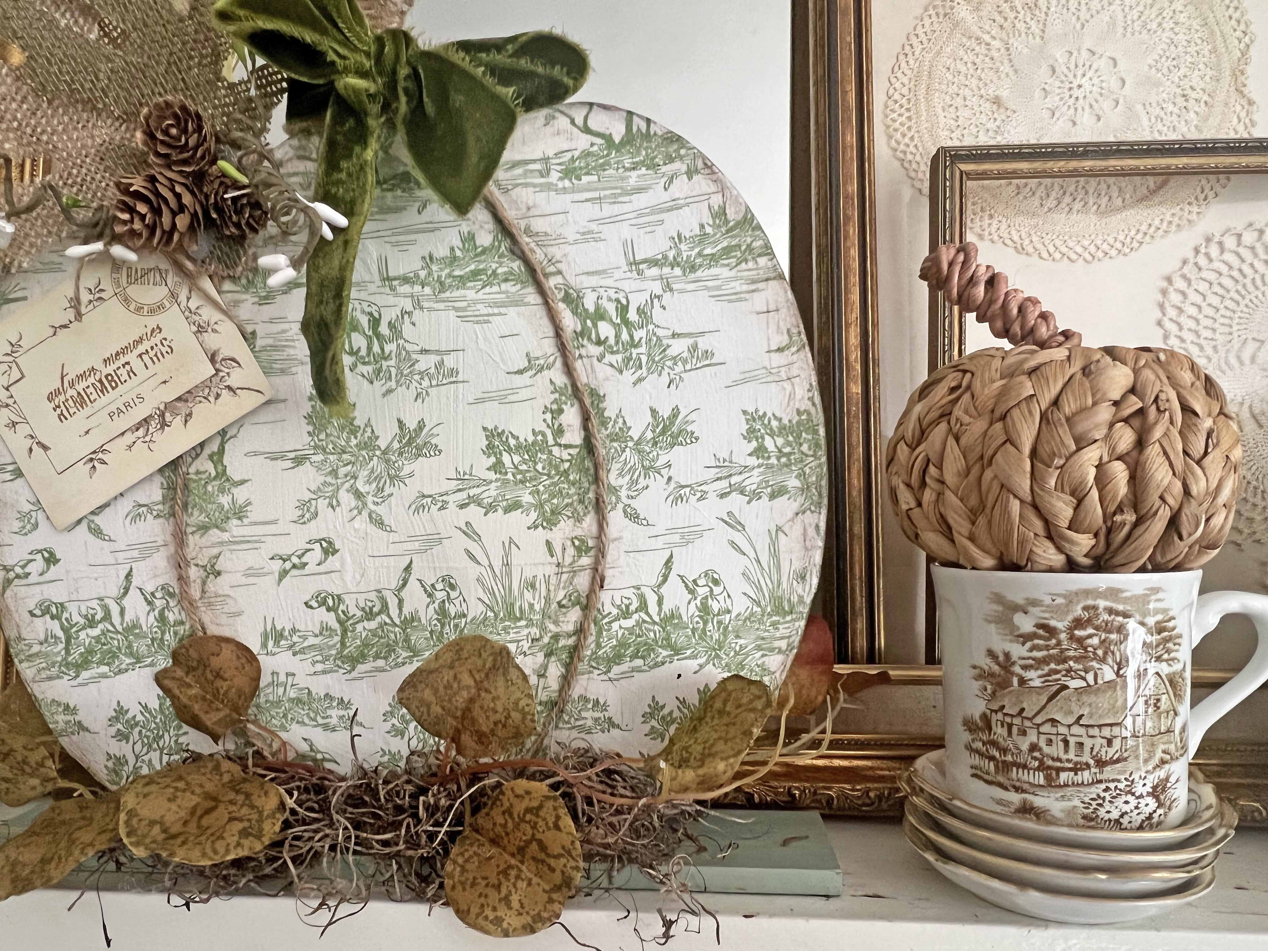 toile decoupaged DT pumpkin sign