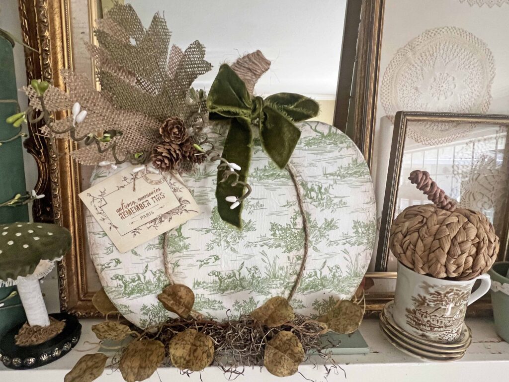 toile decoupaged DT pumpkin sign