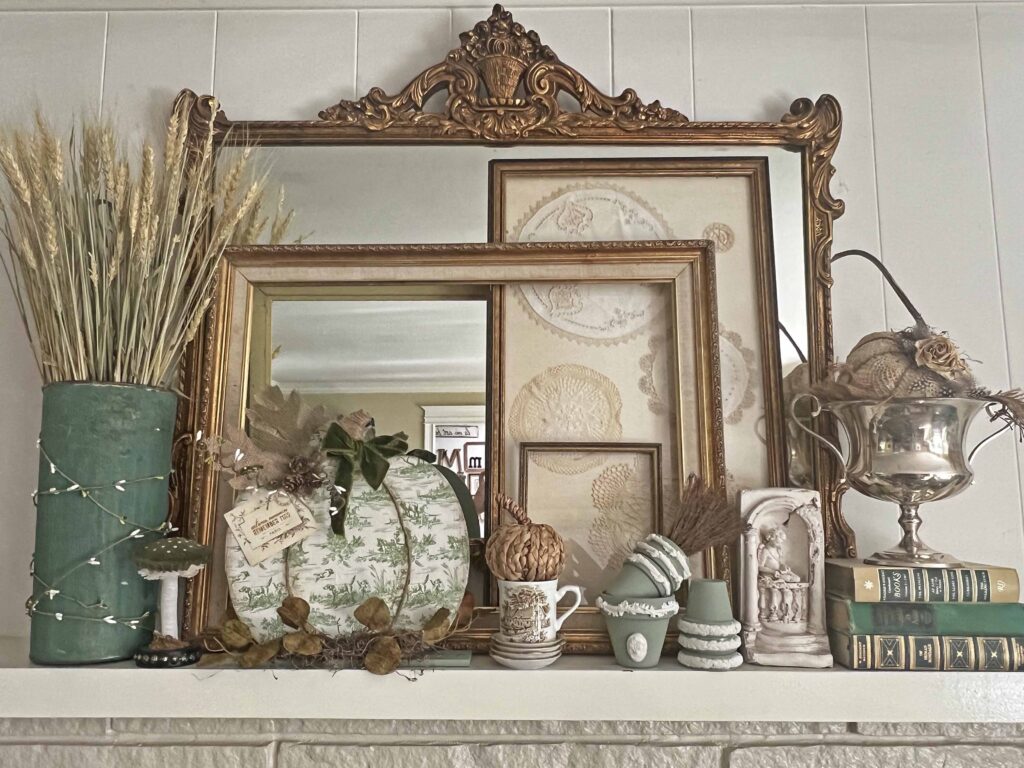 toile decoupaged DT pumpkin sign