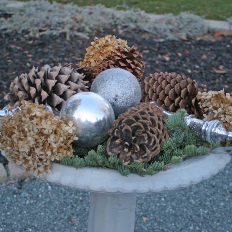 How to Decorate a Christmas Birdbath