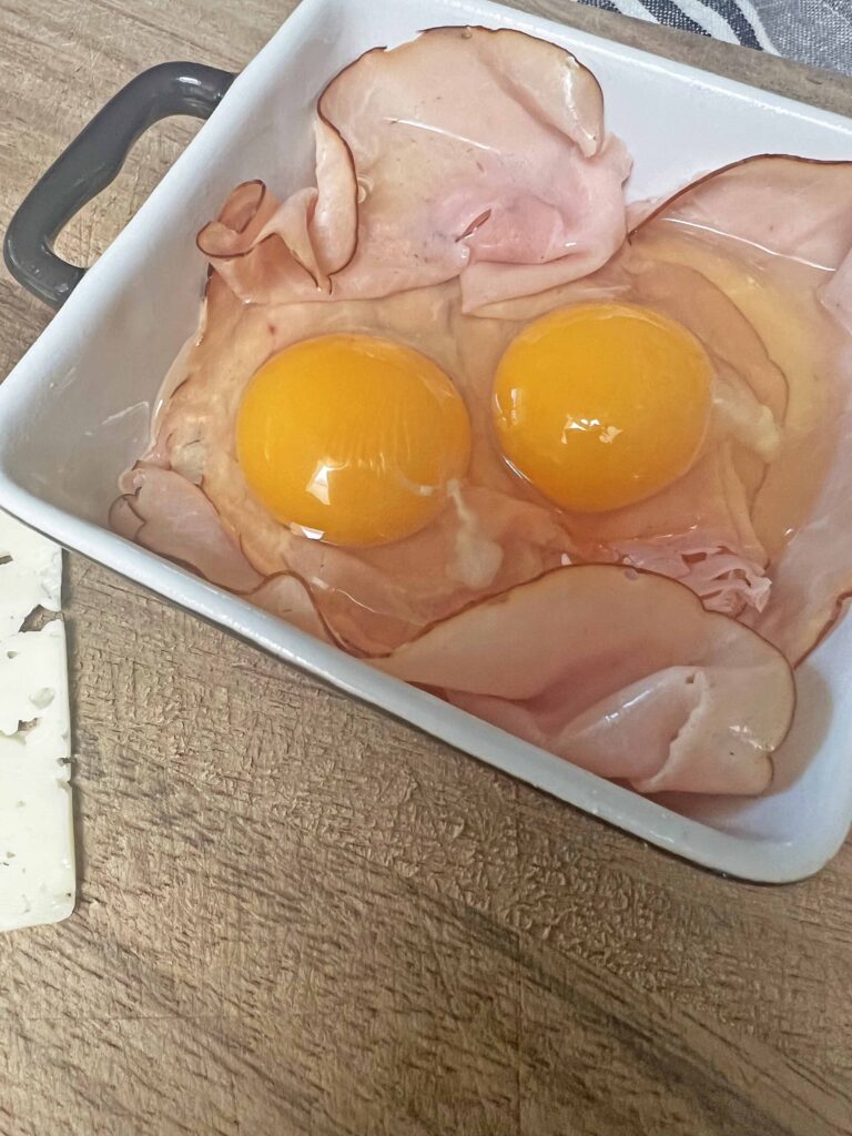 baked eggs with ham & spinach