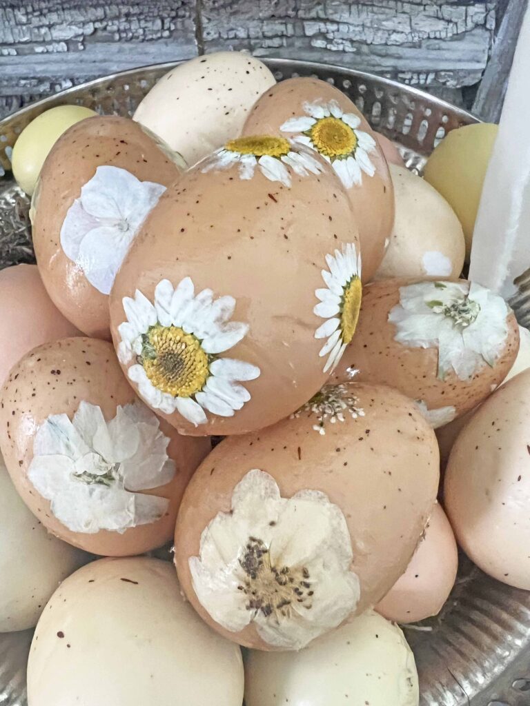 Easter egg DIY with pressed flowers