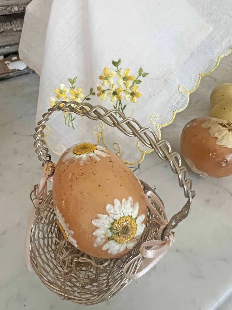 Easter egg DIY with pressed flowers