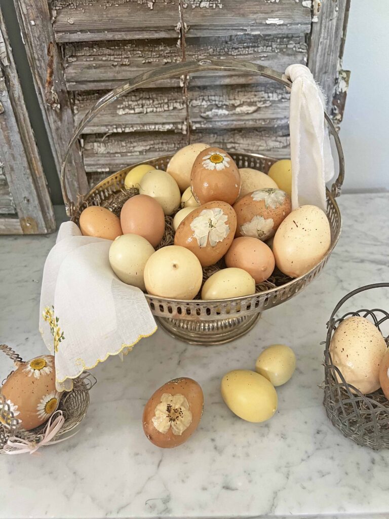 Easter egg DIY with pressed flowers