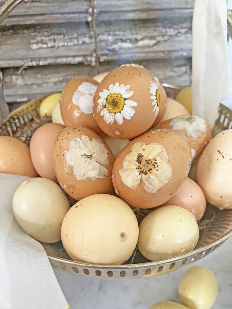 Easter egg DIY with pressed flowers
