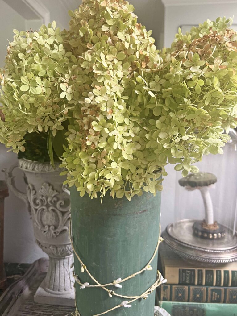 how to style a transitional home decor vignette