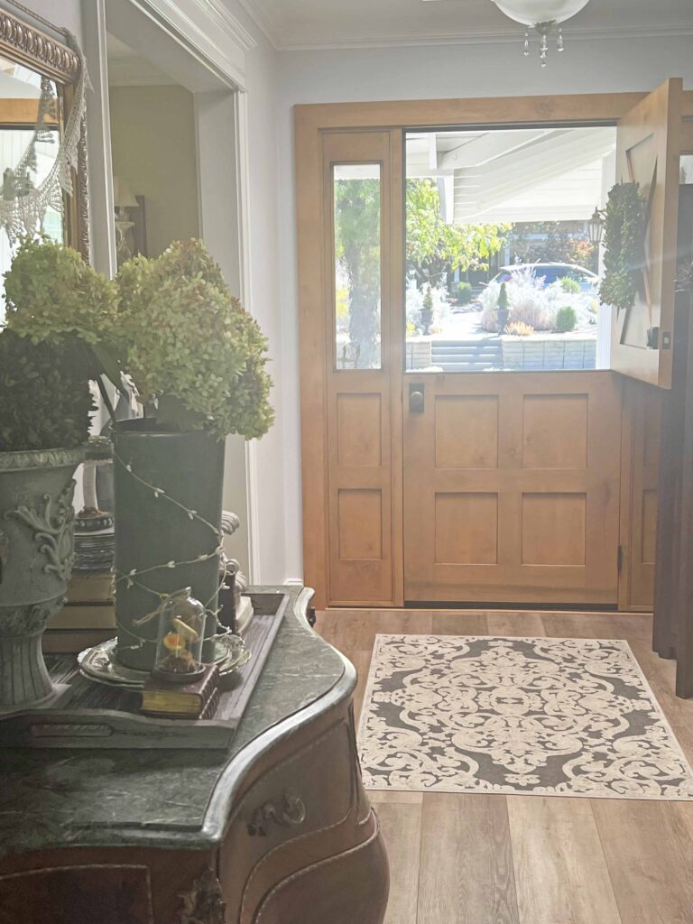 how to style a transitional home decor vignette