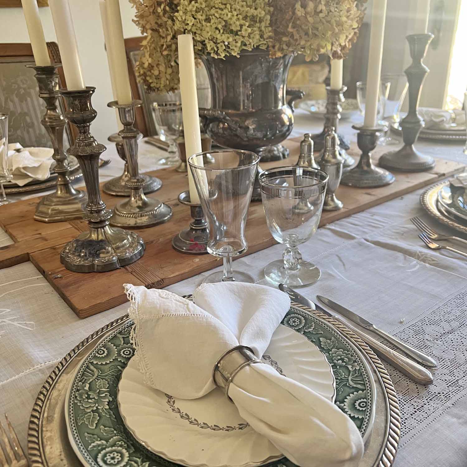 how to set a table with thrifted finds