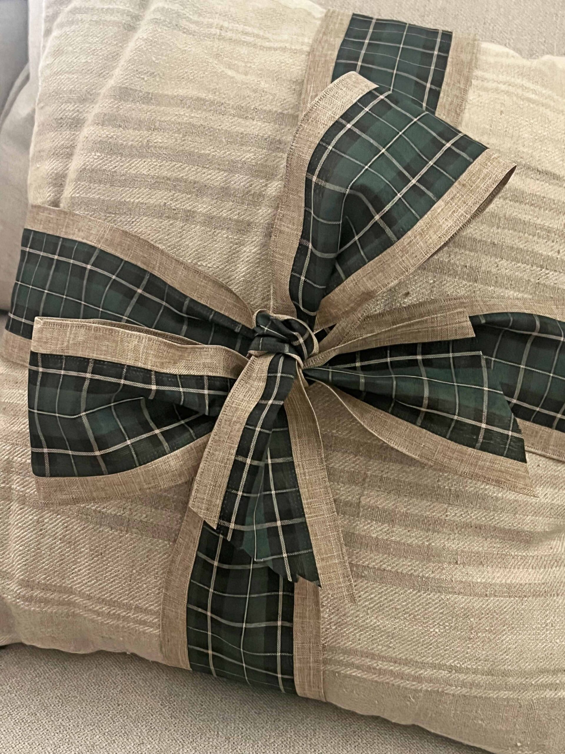 easy festive bow throw pillow hack