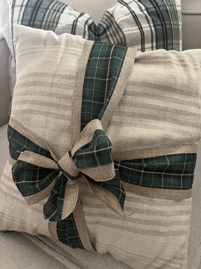 easy festive bow throw pillow hack