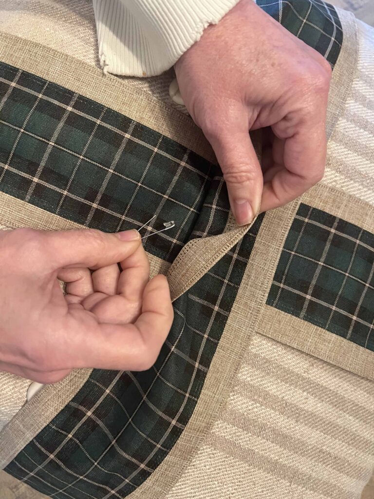 easy festive bow throw pillow hack