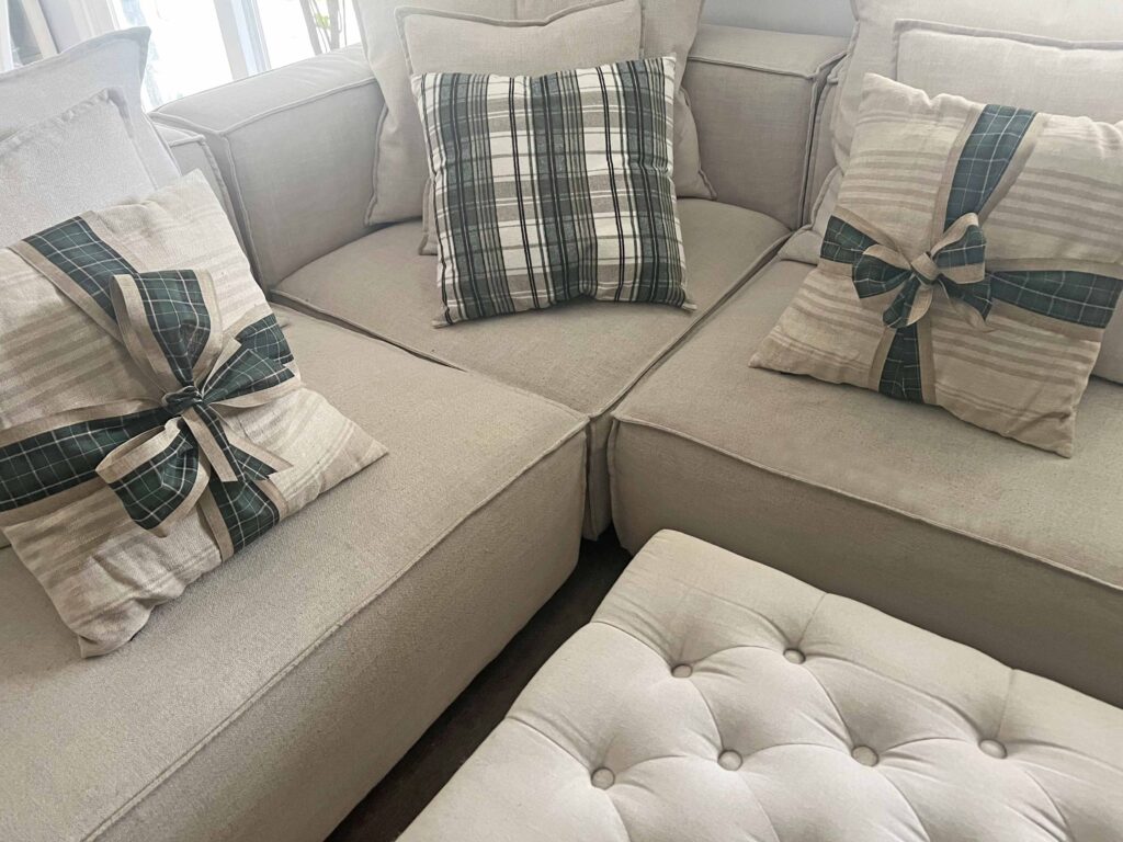 easy festive bow throw pillow hack