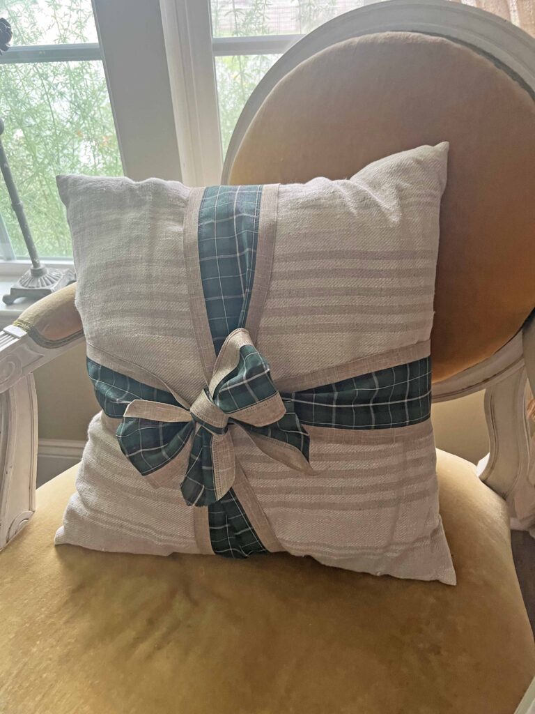 easy festive bow throw pillow hack
