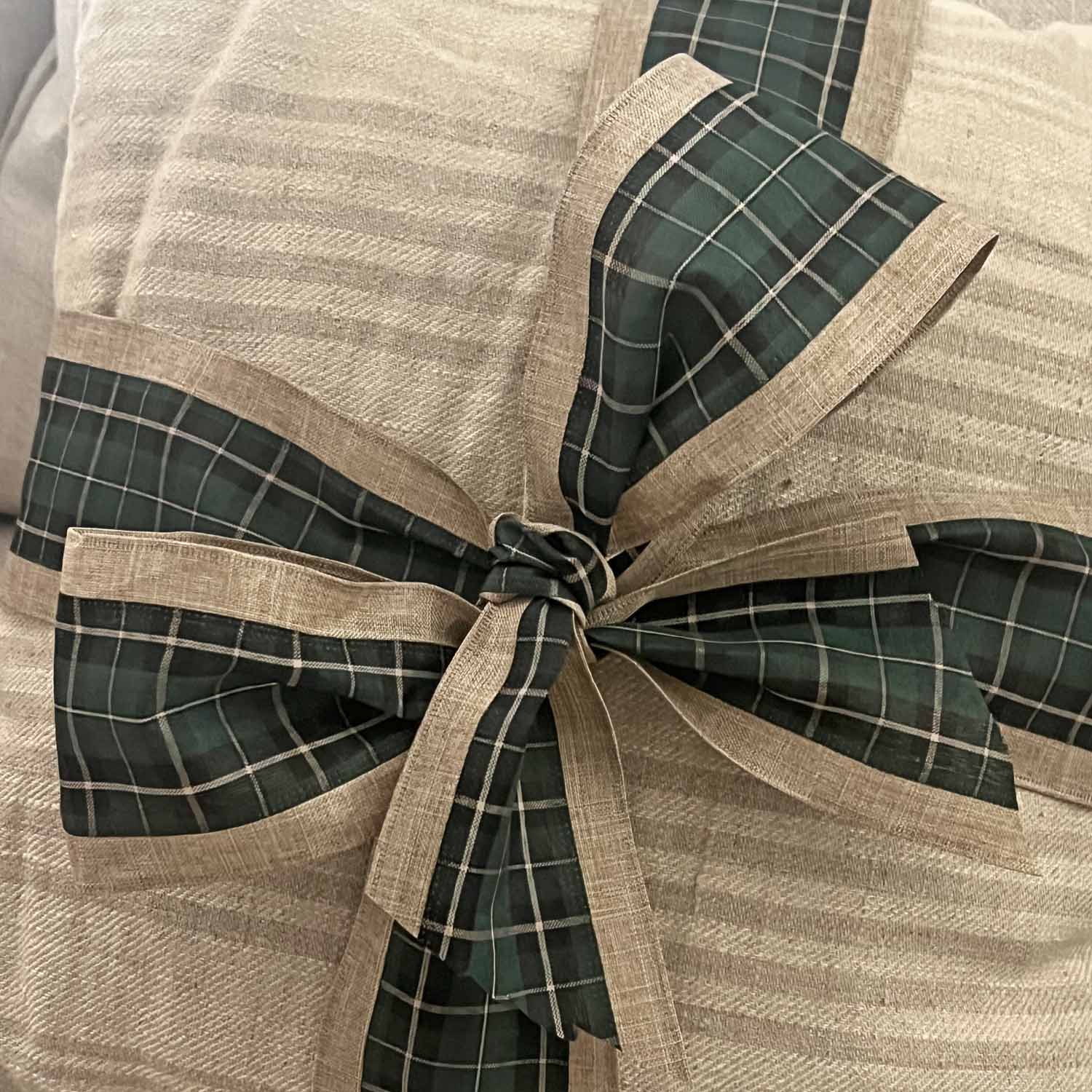 easy festive bow throw pillow hack