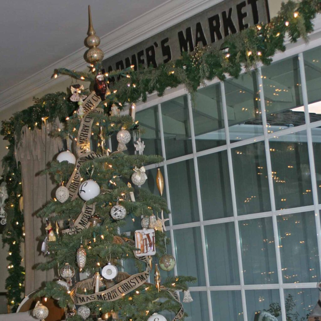 themed versus traditional Christmas tree