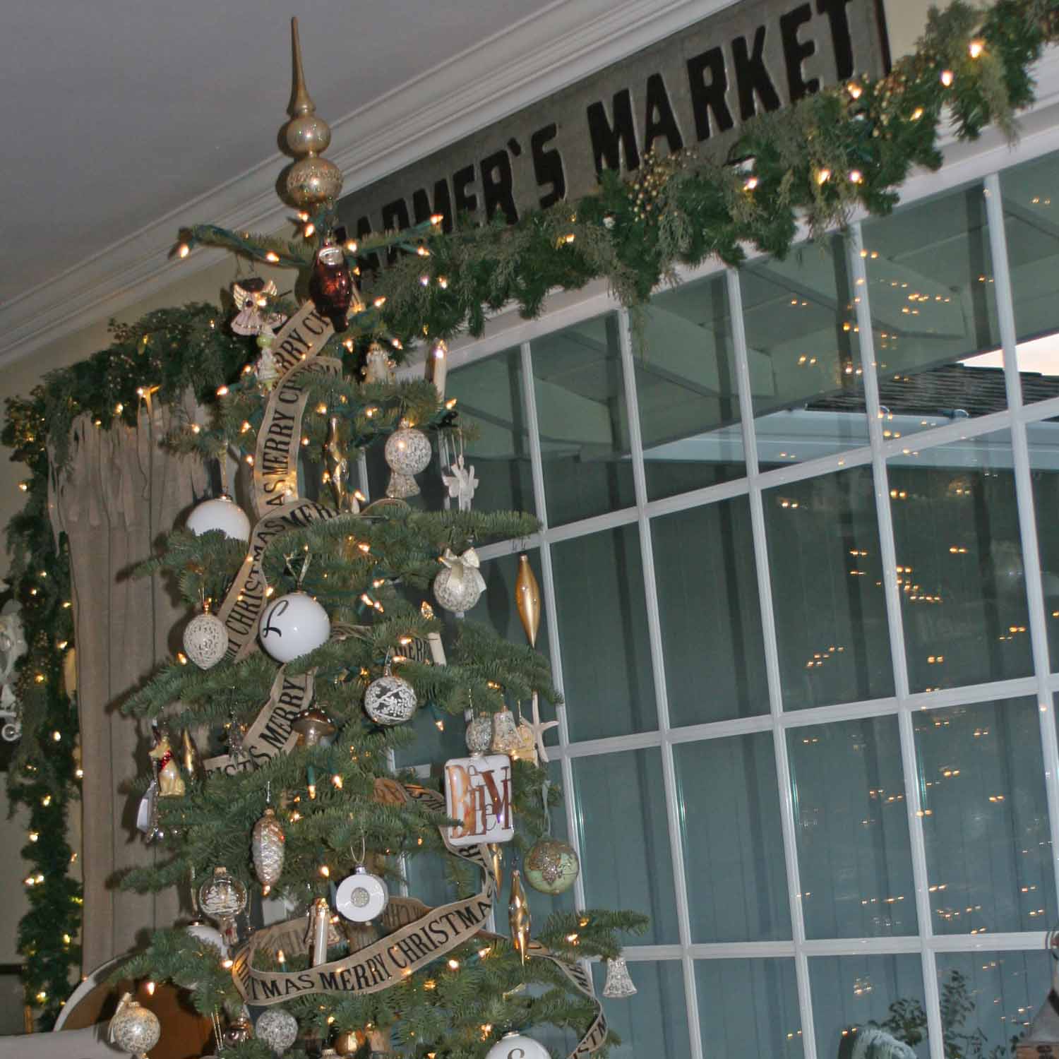 themed versus traditional Christmas tree