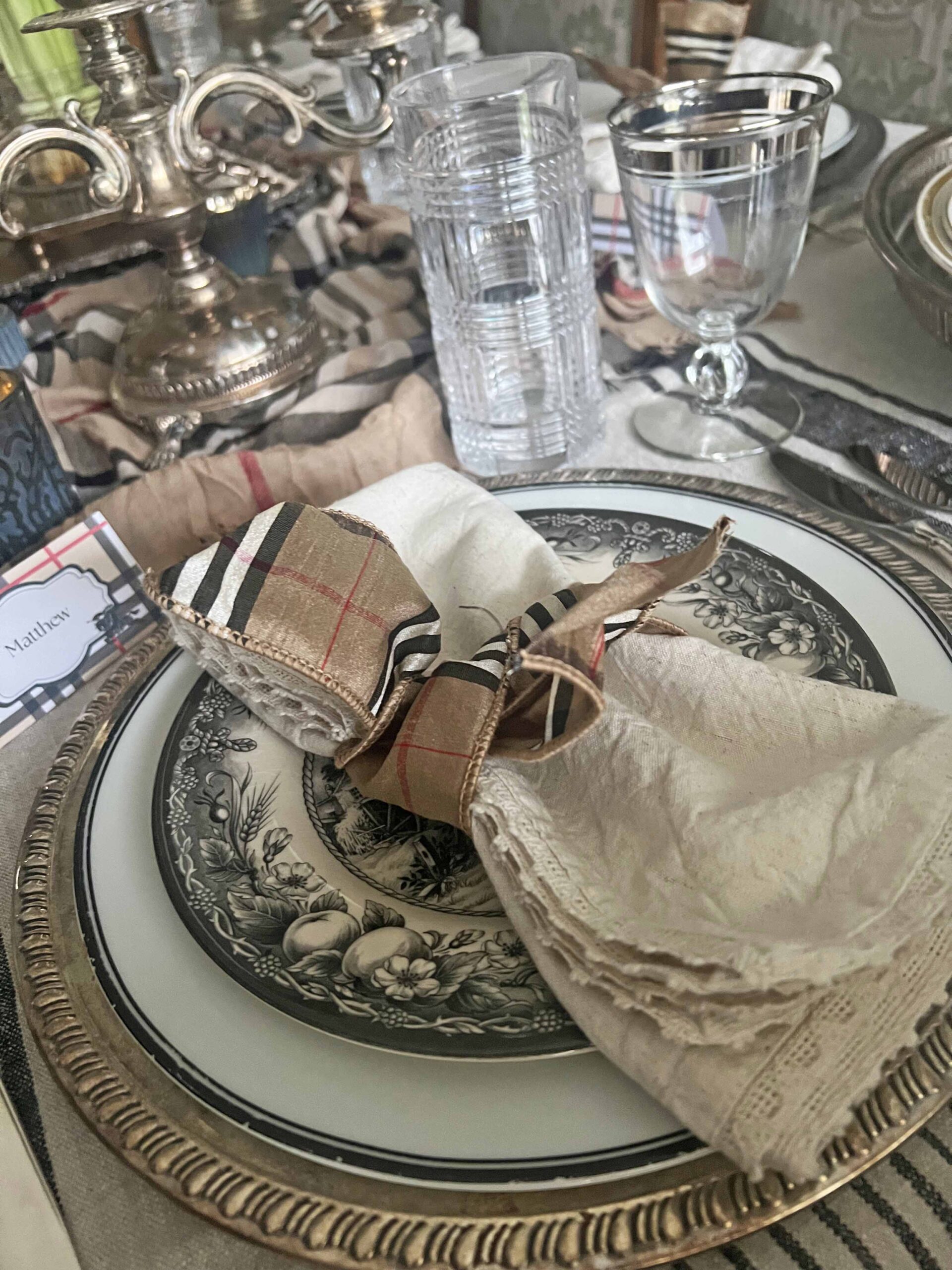 how to set a Burberry inspired table