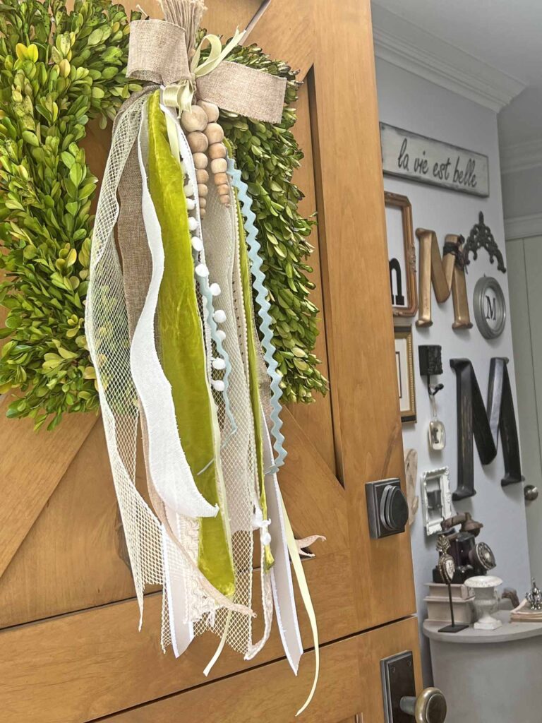 Seasonal decor: Easter charming spring wreath idea