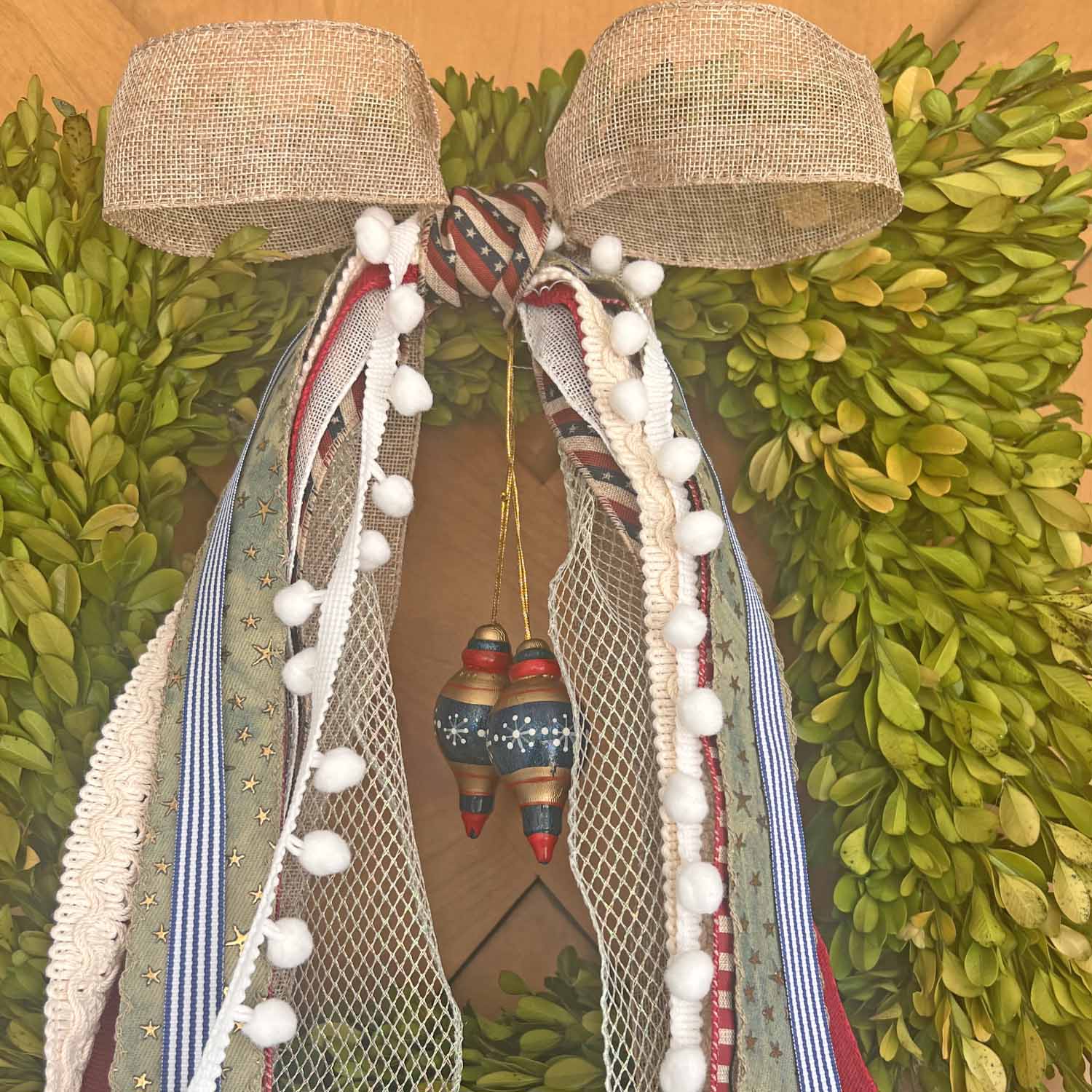 Patriotic decor: Charming, long-tailed bow for the 4th of July
