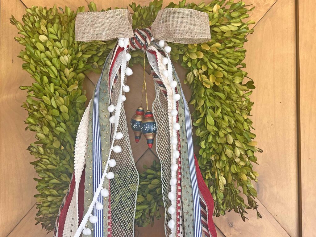 Patriotic decor: Charming, long-tailed bow for the 4th of July