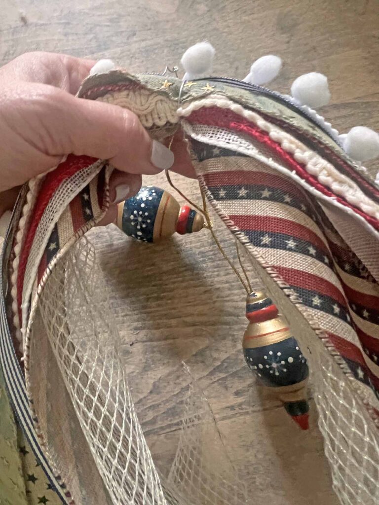 Patriotic decor: Charming, long-tailed bow for the 4th of July wiring tails with ornaments