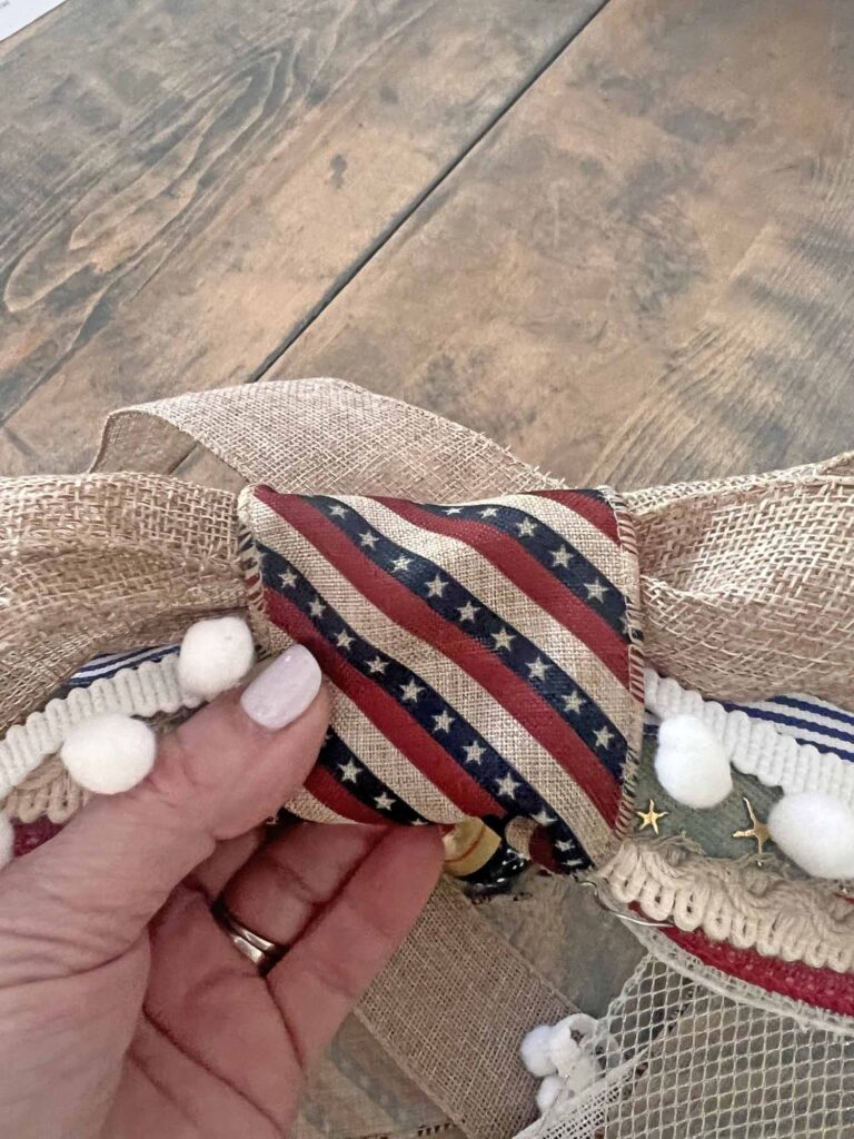 Patriotic decor: Charming, long-tailed bow for the 4th of July wrapped middle knot