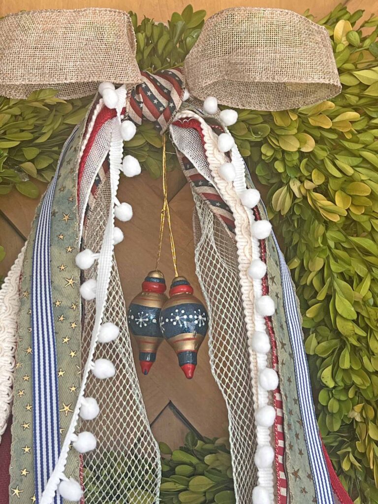 Patriotic decor: Charming, long-tailed bow for the 4th of July close-up