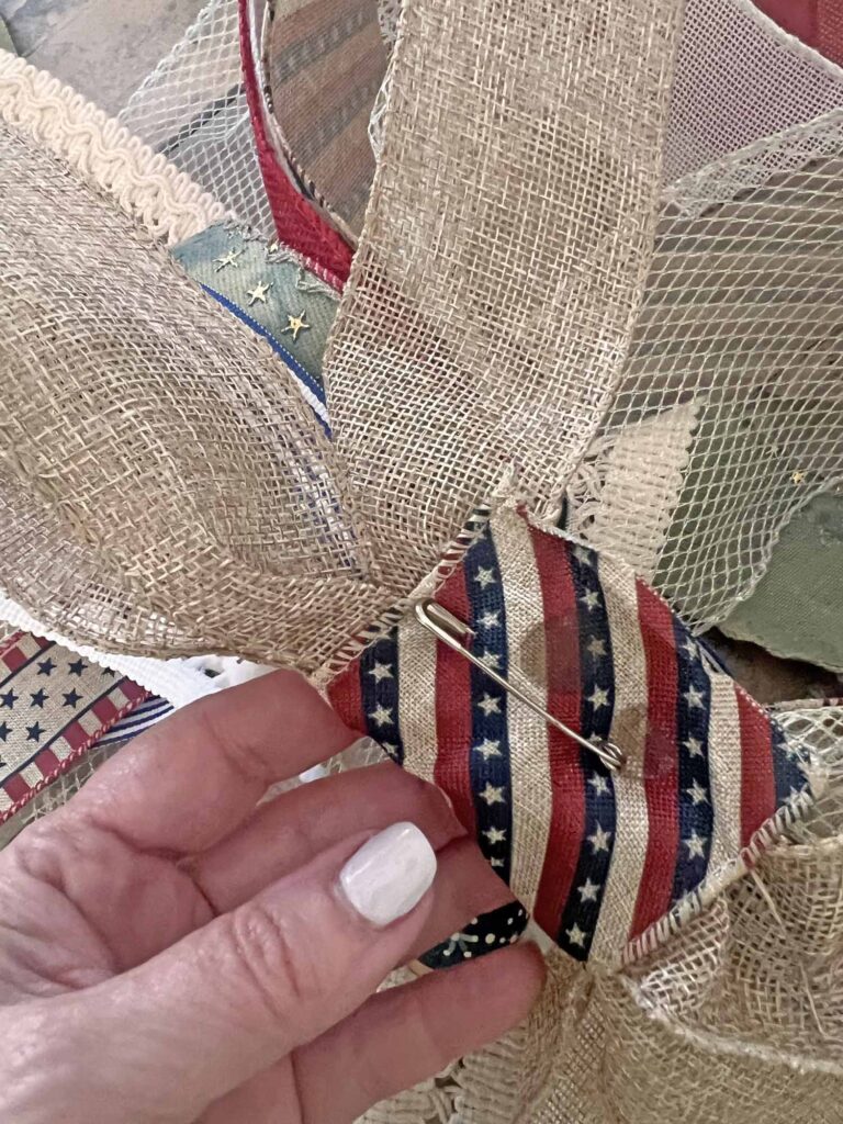 Patriotic decor: Charming, long-tailed bow for the 4th of July safety pin
