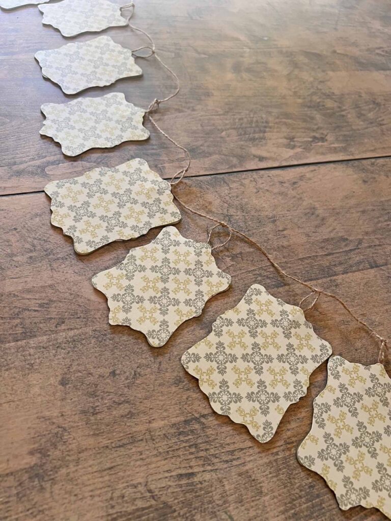 Summer craft: Botanical pressed flower garland DIY Voila! backside