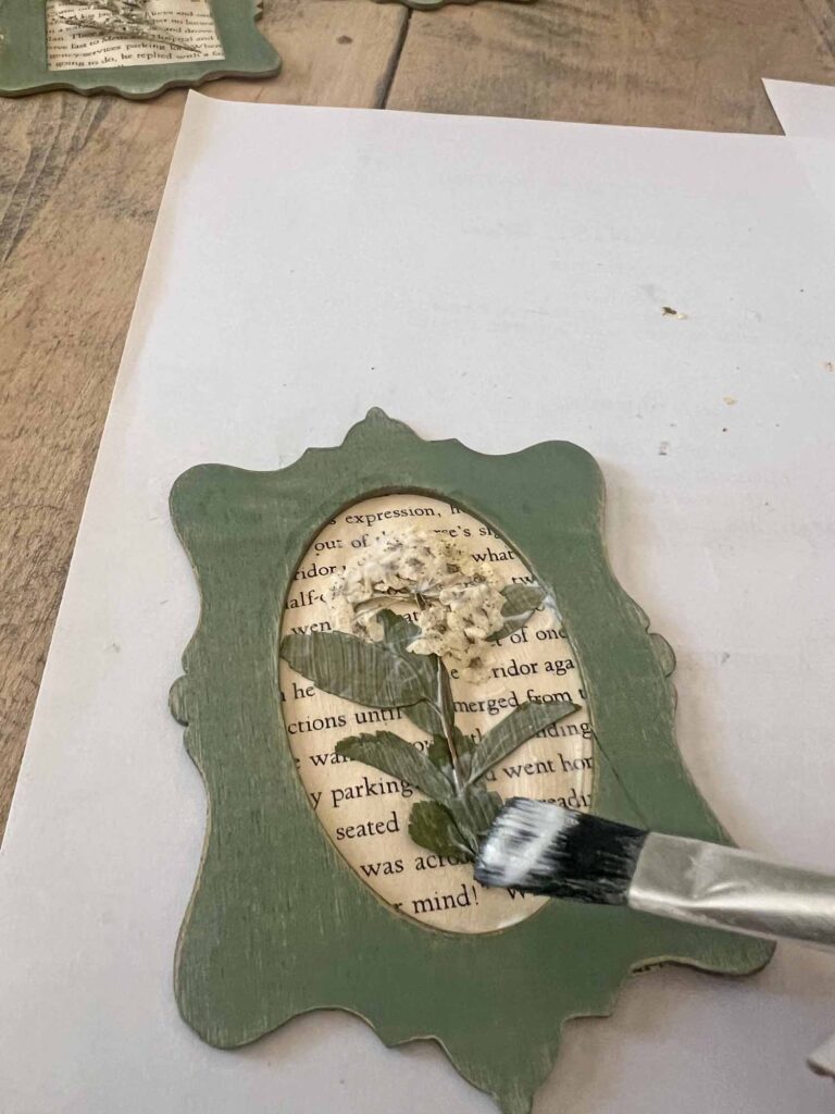 Summer craft: Botanical pressed flower garland DIY decoupage floral sealant