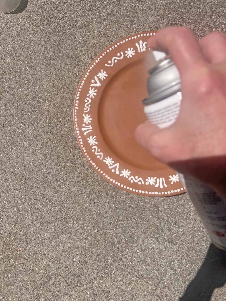 Christmas Craft: Gingerbread plate charger DIY {a la Pottery Barn} sealing with clear acrylic spray