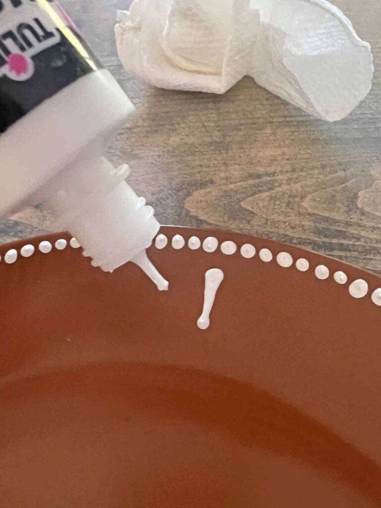 Christmas Craft: Gingerbread plate charger DIY {a la Pottery Barn} puffy paint scrolls