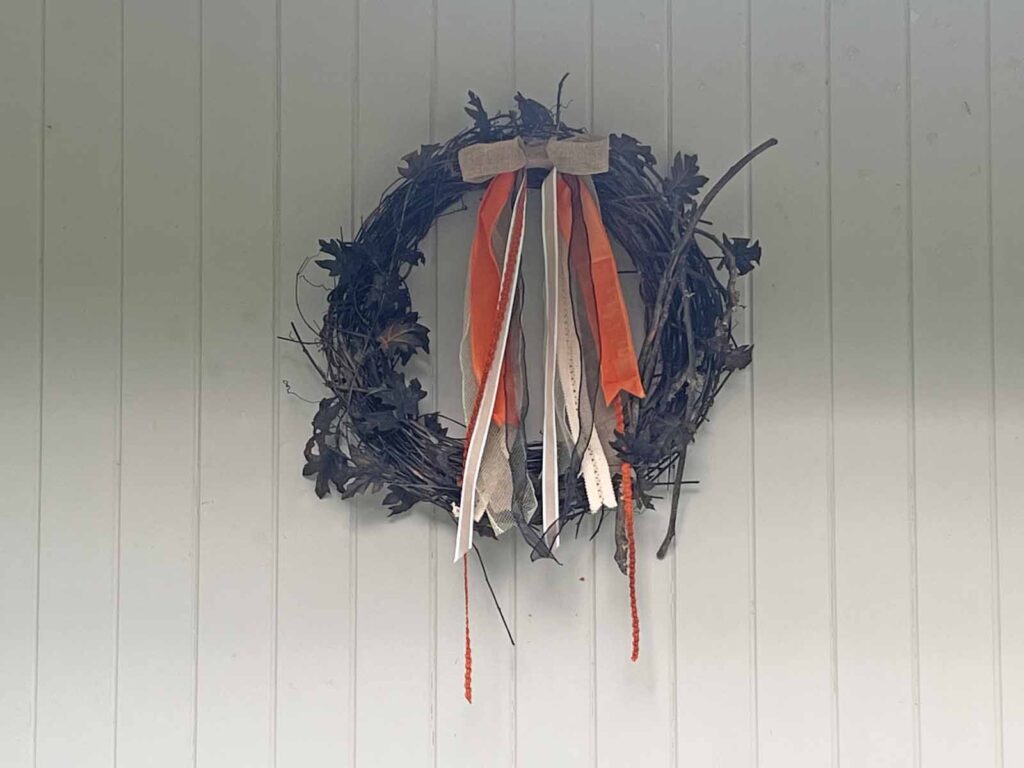 Seasonal Decor: Charming log tailed bow for a Classy Halloween accent on house sliding