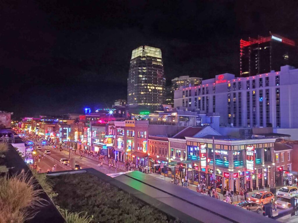 Get the 411 on a Nashville, TN visit Broadway at night